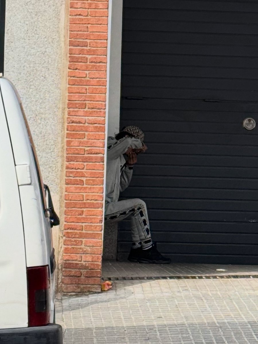 Chusma drogándose a plena luz del día al lado de un colegio. Los vecinos de  Sant Pere Nord ya no pueden más. ¿Hacemos algo o seguimos de brazos cruzados?  Dadnos la mayoría, image size:900x1200