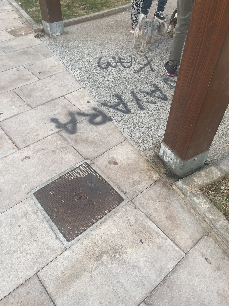 ChemaON88's tweet photo. @LimasamOficial en Calle Alcalde Joaquín Alonso, el parque va acumulando cada vez más pintadas. Hace mes y medio que abrí una incidencia en #MalagaFunciona y ni caso. ¿Podrían encargarse de esto? Gracias https://t.co/S7woEJeRu4
