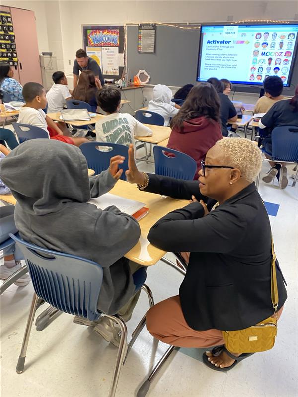 MCPS's tweet image. October is National Principals Month🎉
Today we celebrate Principal Dacia Sewell of Forest Oak Middle School. With over 21 years in MCPS and now in her third year at Forest Oak, she’s inspired by the dedication of her team.
Read more: ow.ly/qUFy50X7N7q