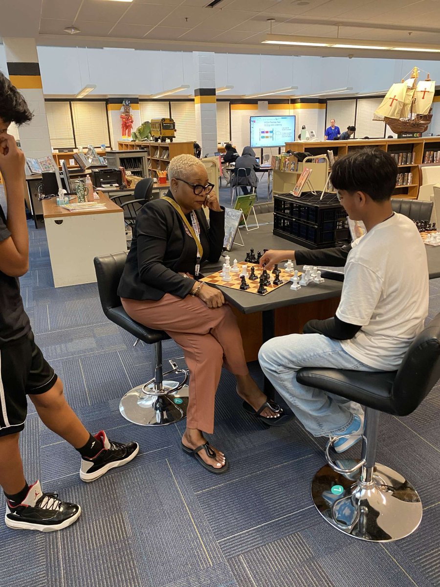 MCPS's tweet image. October is National Principals Month🎉
Today we celebrate Principal Dacia Sewell of Forest Oak Middle School. With over 21 years in MCPS and now in her third year at Forest Oak, she’s inspired by the dedication of her team.
Read more: ow.ly/qUFy50X7N7q