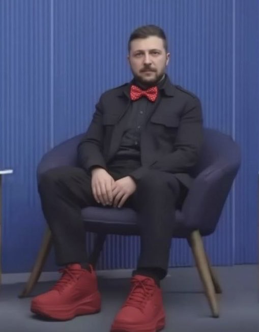 anatoliisharii's tweet image. Zelensky solemnly promised that next year the salaries of teachers and other social workers in Ukraine will increase. 

He wrote “the resources for this exist.” 

Thanks to the rapidly impoverishing European suckers for helping Zelensky in his election campaign. Thank you very…