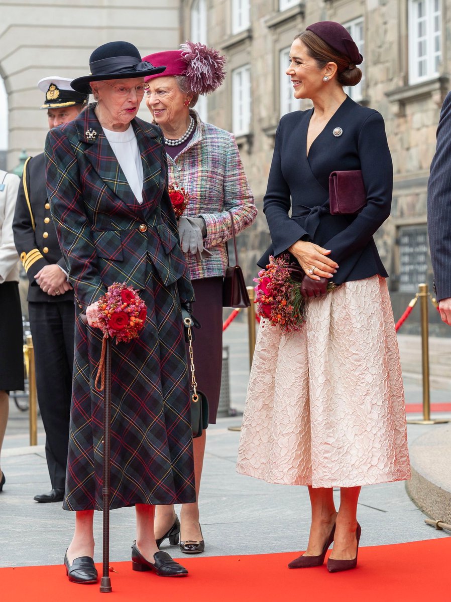Monarchies2000's tweet image. Le roi Frederik X et la reine Mary de #Danemark ont assisté à l&apos;ouverture du Parlement. L&apos;occasion pour les Danois de voir la reine Margrethe II. 78% des Danois soutiennent la #monarchie contre 14% en faveur de la République. #monarchy #Denmark 👑🇩🇰 📸: Kongehuset