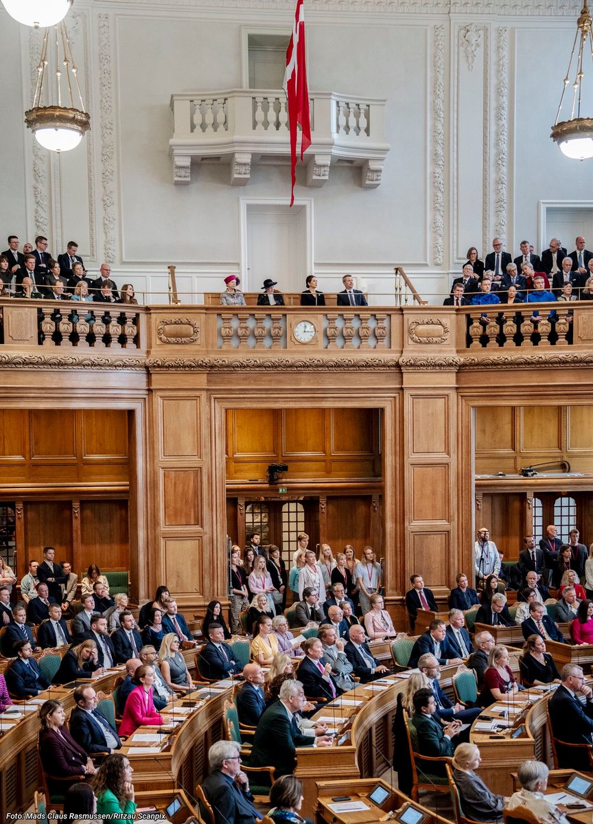 Monarchies2000's tweet image. Le roi Frederik X et la reine Mary de #Danemark ont assisté à l&apos;ouverture du Parlement. L&apos;occasion pour les Danois de voir la reine Margrethe II. 78% des Danois soutiennent la #monarchie contre 14% en faveur de la République. #monarchy #Denmark 👑🇩🇰 📸: Kongehuset