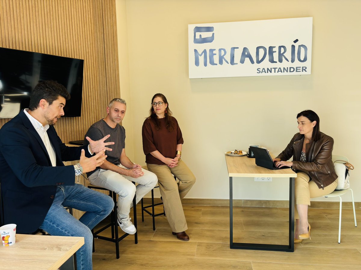 comerciosantan1's tweet photo. Hoy el equipo de @elmercaderio nos ha recibido en su nueva #oficina del Mercado de Puertochico. 
Junto con ellos, Iván de @pinturasdispival, como #comercio adherido desde el nacimiento de la plataforma; y Laura de @mikkumbeauty, que acaba de adherirse al #marketplace
+ https://t.co/U8O5ZAtPBK