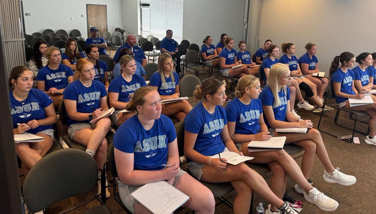 ASUNewportSB's tweet image. We were grateful to have @marie_joley, National Champion from the University of Texas, spend time with our team this Fall. 

Joley’s message about supporting each other and staying focused on the bigger picture really hit home for our team. 💙

#AviatorSoftball #FueltheFire 🔥