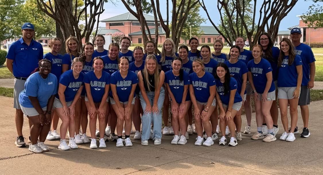 ASUNewportSB's tweet image. We were grateful to have @marie_joley, National Champion from the University of Texas, spend time with our team this Fall. 

Joley’s message about supporting each other and staying focused on the bigger picture really hit home for our team. 💙

#AviatorSoftball #FueltheFire 🔥