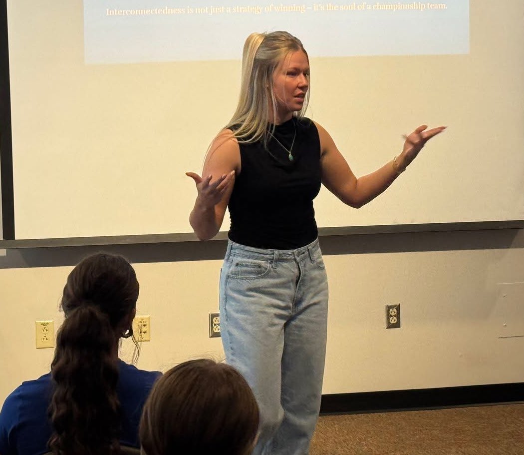 ASUNewportSB's tweet image. We were grateful to have @marie_joley, National Champion from the University of Texas, spend time with our team this Fall. 

Joley’s message about supporting each other and staying focused on the bigger picture really hit home for our team. 💙

#AviatorSoftball #FueltheFire 🔥
