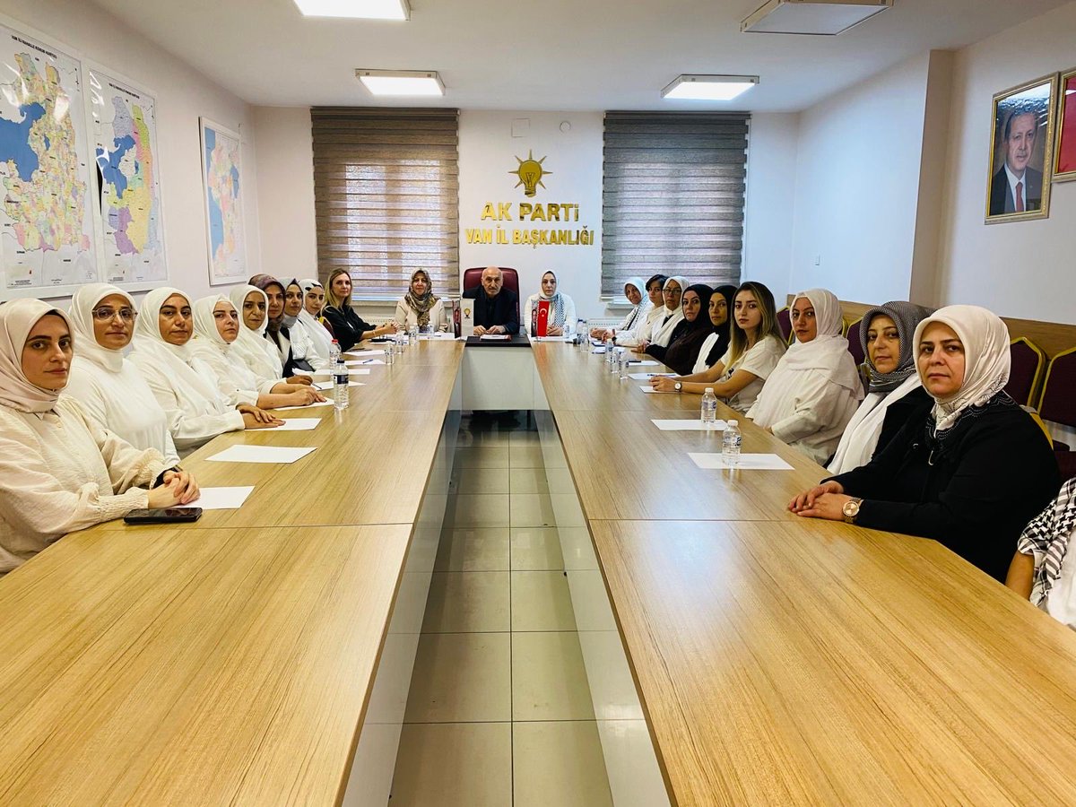 AK Parti yerel yönetimler toplantısı yapıldı.

AK Parti Yerel Yönetimlerden Sorumlu İl Başkan Yardımcısı Yılmaz Şevgin, Kadın Kolları Başkanı Zerrin Alparslan, İl Yerel Yönetimlerden Sorumlu Kadın Kolları Başkanı, kadın meclis üyelerimiz, ilçe koordinatörlerimiz ve ilçe yerel