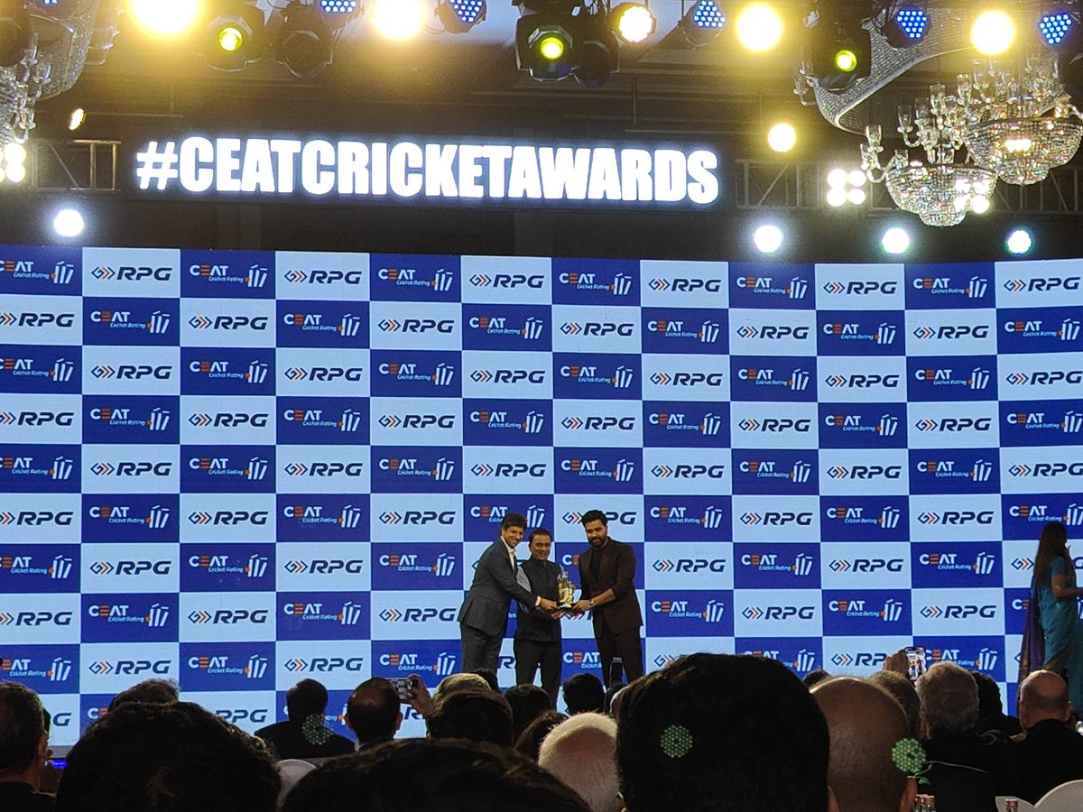 CEAT SPECIAL AWARD FOR ROHIT SHARMA FOR WINNING CHAMPIONS TROPHY AS CAPTAIN 🇮🇳

- Rohit received the Award from Sunil Gavaskar.🏏🫡
#RohithSharma 
#CEATCricketAwards2025
