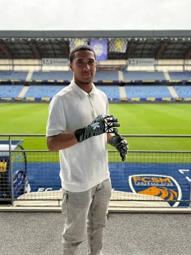 #unjourunjoueurduFCSM
Retour au présent (et même dans le futur 🤔😅 ?)
Hier, il s'agissait de Joseph Tellechéa, 472 m. et 17 ⚽ en 🟡 et 🔵 de 1946 à 1961! Devenu ensuite entraîneur au BRC, puis au PSB, notamment de <a href="/Steph2503487839/">Steph25</a> qui a été le seul à le reconnaître 👏🏻👏🏻👏🏻!