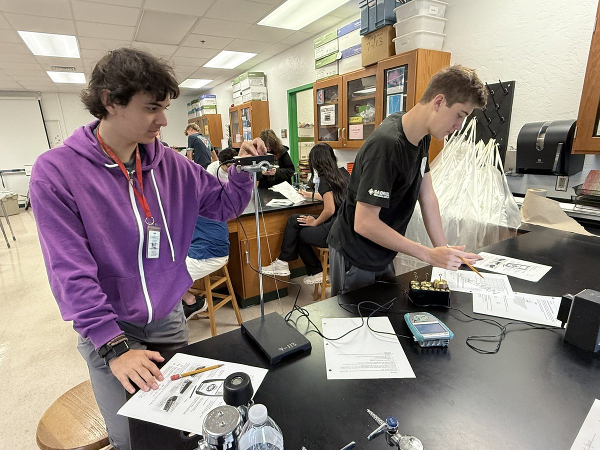jupiter_high's tweet photo. 💡🥼⏱️ Our #APPhysicsC warriors are in deep on an experiment to study the acceleration of an Atwood’s machine using a Photogate. #physics #mass #futureengineers https://t.co/XgF4sdF8L0