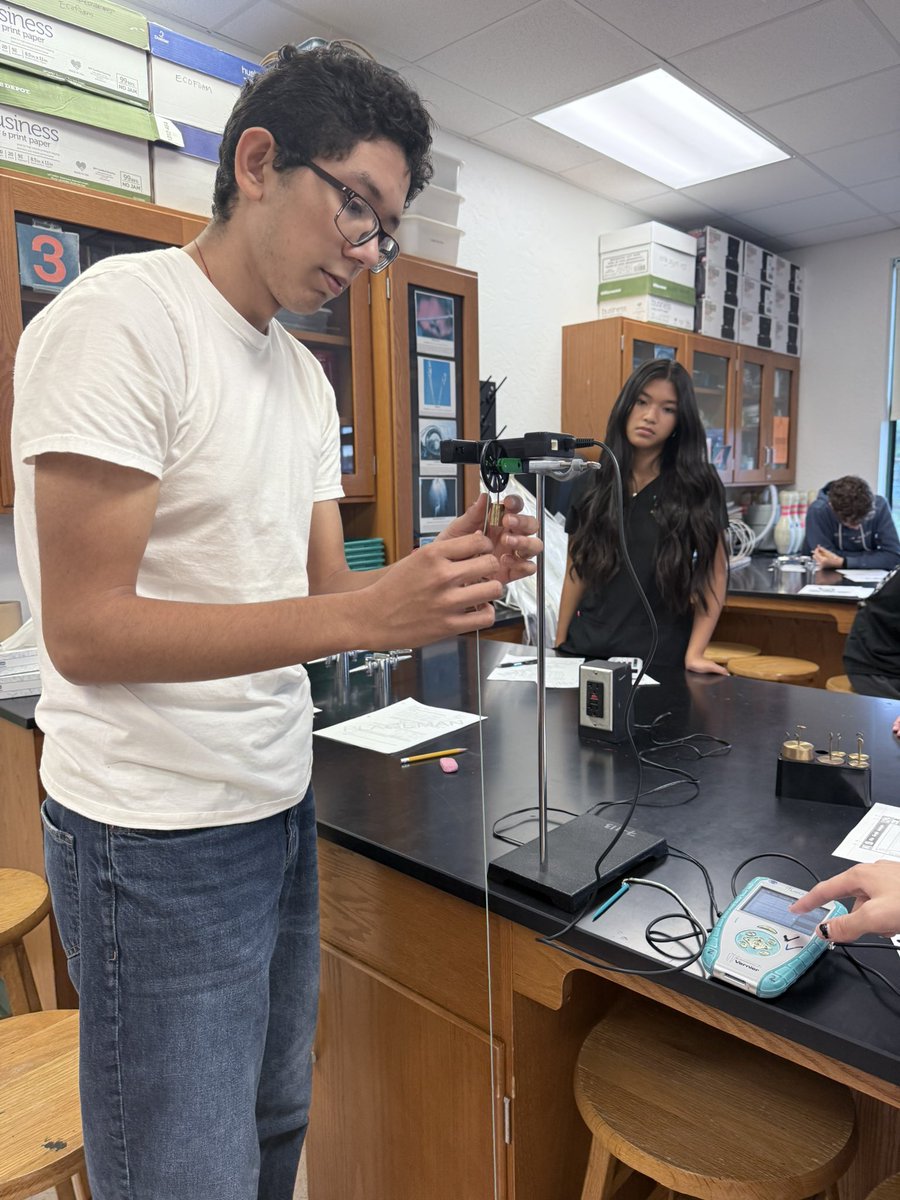 jupiter_high's tweet photo. 💡🥼⏱️ Our #APPhysicsC warriors are in deep on an experiment to study the acceleration of an Atwood’s machine using a Photogate. #physics #mass #futureengineers https://t.co/XgF4sdF8L0
