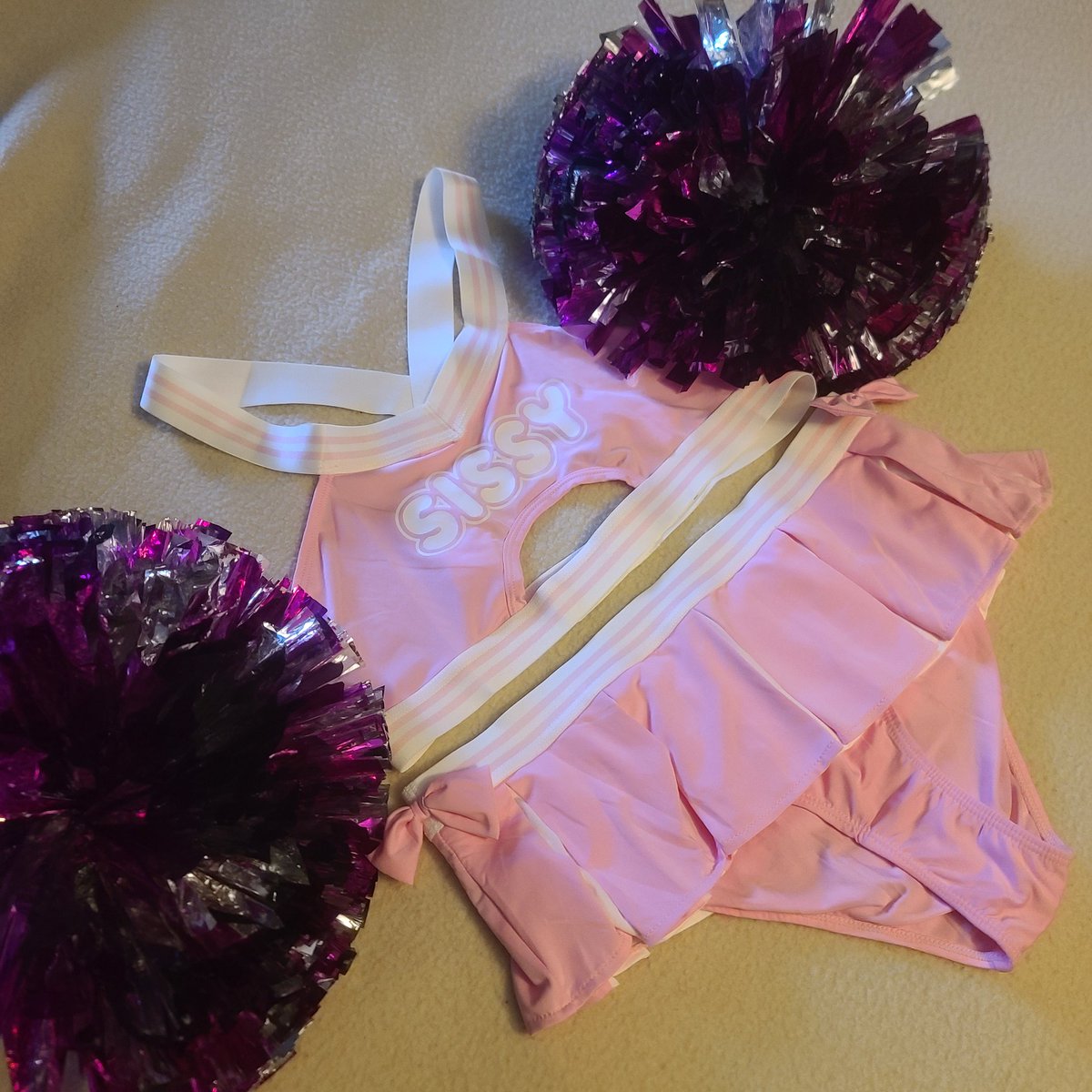 Are you ready to get into the spirit?
(set will be over on my 🦋)
#femboy #crossdresser #sissy #cheerleader #nsfw