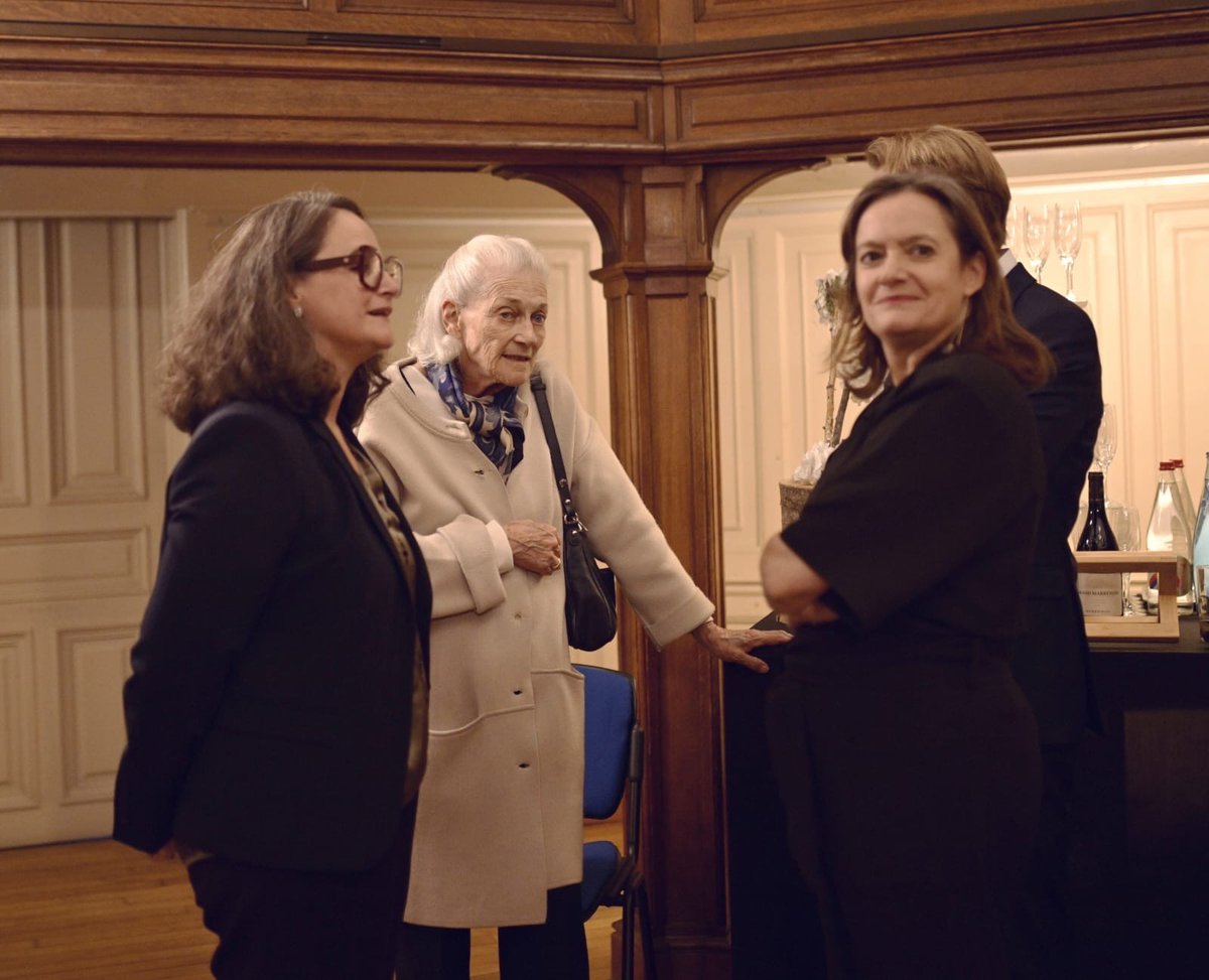 📢 La finale du #PrixRobertBadinter du CNB, c'est maintenant !

En présence de Madame Elisabeth Badinter, <a href="/JulieCouturier_/">Julie Couturier</a> a rappelé l'esprit du concours : promouvoir l'éloquence, l'engagement et la transmission au service du droit et de la justice :
« 𝐻𝑜𝑛𝑜𝑟𝑒𝑟 𝑅𝑜𝑏𝑒𝑟𝑡