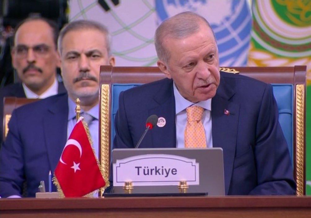 Ey, bu topraklar için toprağa düşmüş, asker!
Gökten ecdâd inerek öpse o pâk alnı değer.
 #RecepTayyipErdoğan