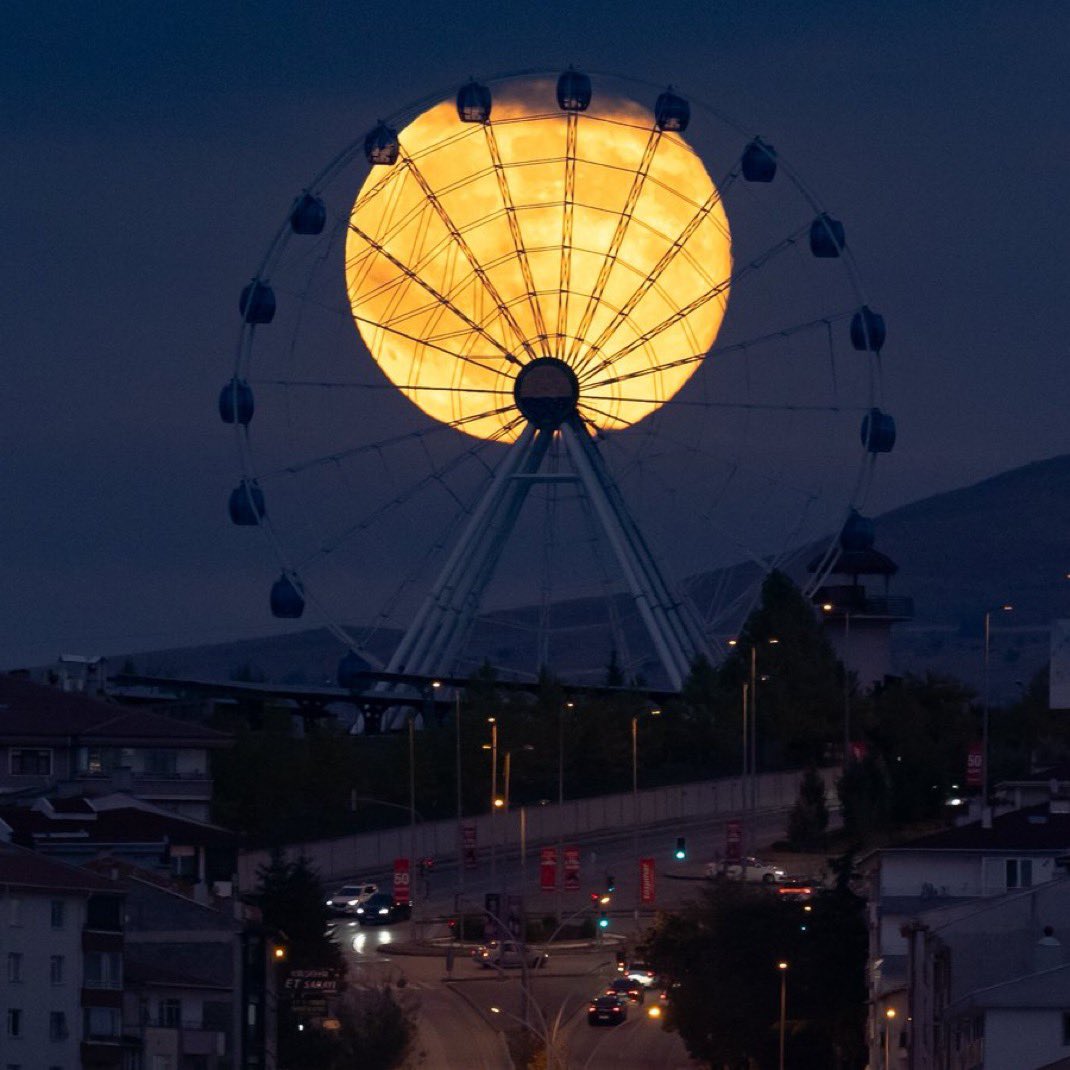Ankara'da Süper Ay, dönme dolap ile birlikte görüntülendi.