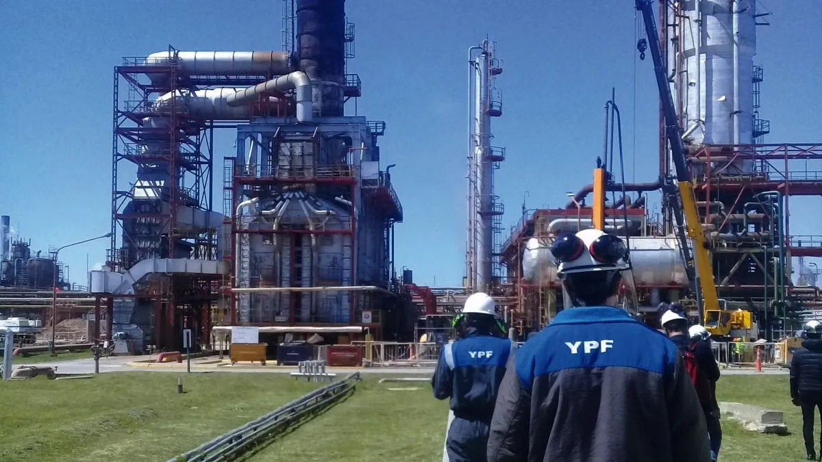 fitosanchez's tweet photo. La Refinería de La Plata fue distinguida como Refinería del Año por LARTC (Latin America Refining Technology Conference), y detrás de ese logro hay un enorme trabajo en equipo: desde quienes garantizan los más altos estándares operativos, hasta quienes se vinculan con los distintos actores sociales para sostener nuestras licencias y seguir generando valor.

Estos reconocimientos nos recuerdan que la excelencia no es solo un resultado técnico: es una forma de relacionarnos, de escuchar, de mejorar y de trabajar con responsabilidad en el corazón de cada comunidad.

Felicitaciones a todos los que lo hacen posible.

#YPF #RefineríaLaPlata #Energía #Reputación #LicenciaSocial