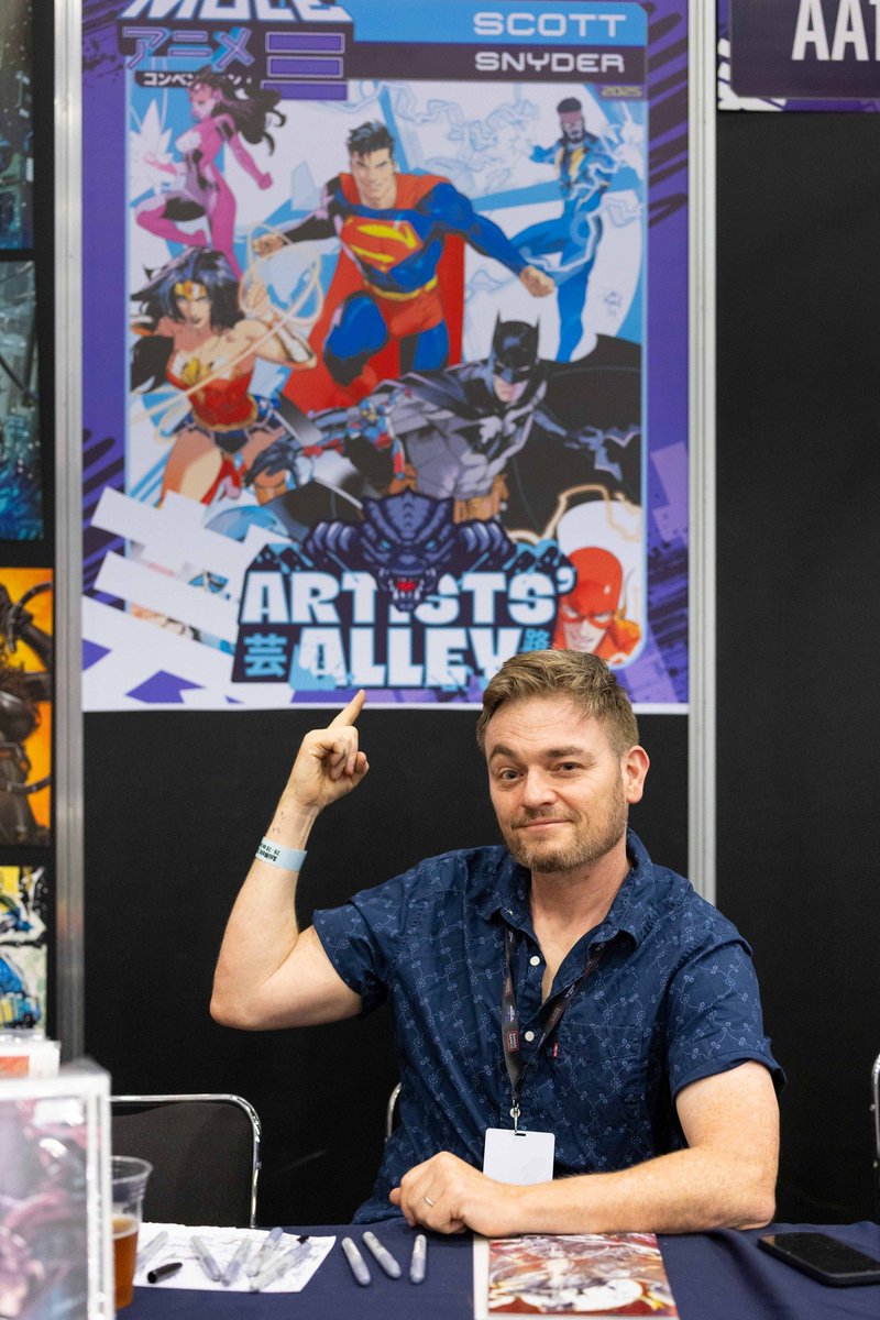 lamolemx's tweet photo. 🦇 Scott Snyder, probablemente el escritor más importante de Batman en los últimos 15 años, visitó #AniMole3, con el apoyo de @PaniniComicsMx. ¿Cuál fue tu experiencia con @Ssnyder1835 y a qué invitado relacionado con el Hombre Murciélago te gustaría ver en #LaMole2026? https://t.co/31Zlf41lr3