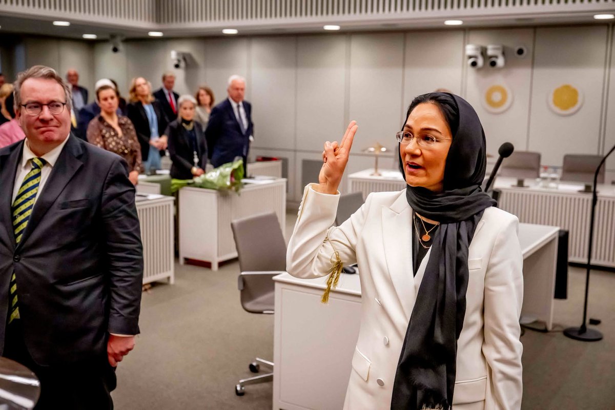 یک خانم هزاره تبار به عنوان عضو مجلس سنای هلند قسم وفاداری یاد کرد!
خانم شرین موسی به عضویت مجلس سنای هلند رسیده و هزاره ها در کشورهای مهاجر پذیر باید راه خانم شیرین را انتخاب نمایند و در احزاب سیاسی شامل شوند، دانشگاه بروند،  در انتخابات شرکت کنند،  رأی بدهند و کاندیدا شوند...