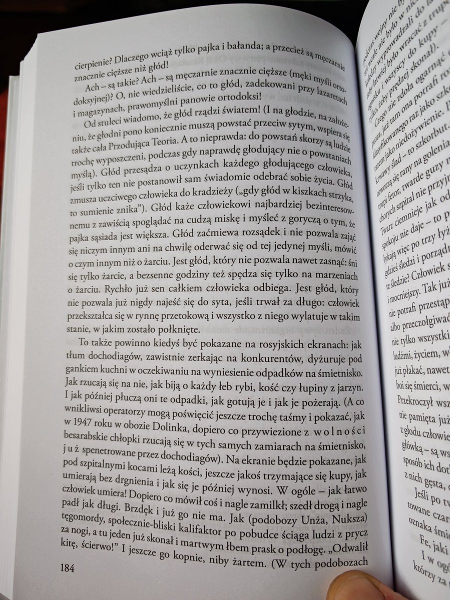 saszynski's tweet image. Wszystkich, którzy myślą, że to HAJS i SEKS rządzą światem, chciałbym oficjalnie wyprowadzić z błędu.

&quot;gdy głód w kiszkach strzyka, to sumienie znika.&quot;

Ta książka wciąga i jednocześnie wgniata w fotel.
#SaszynskiPoleca