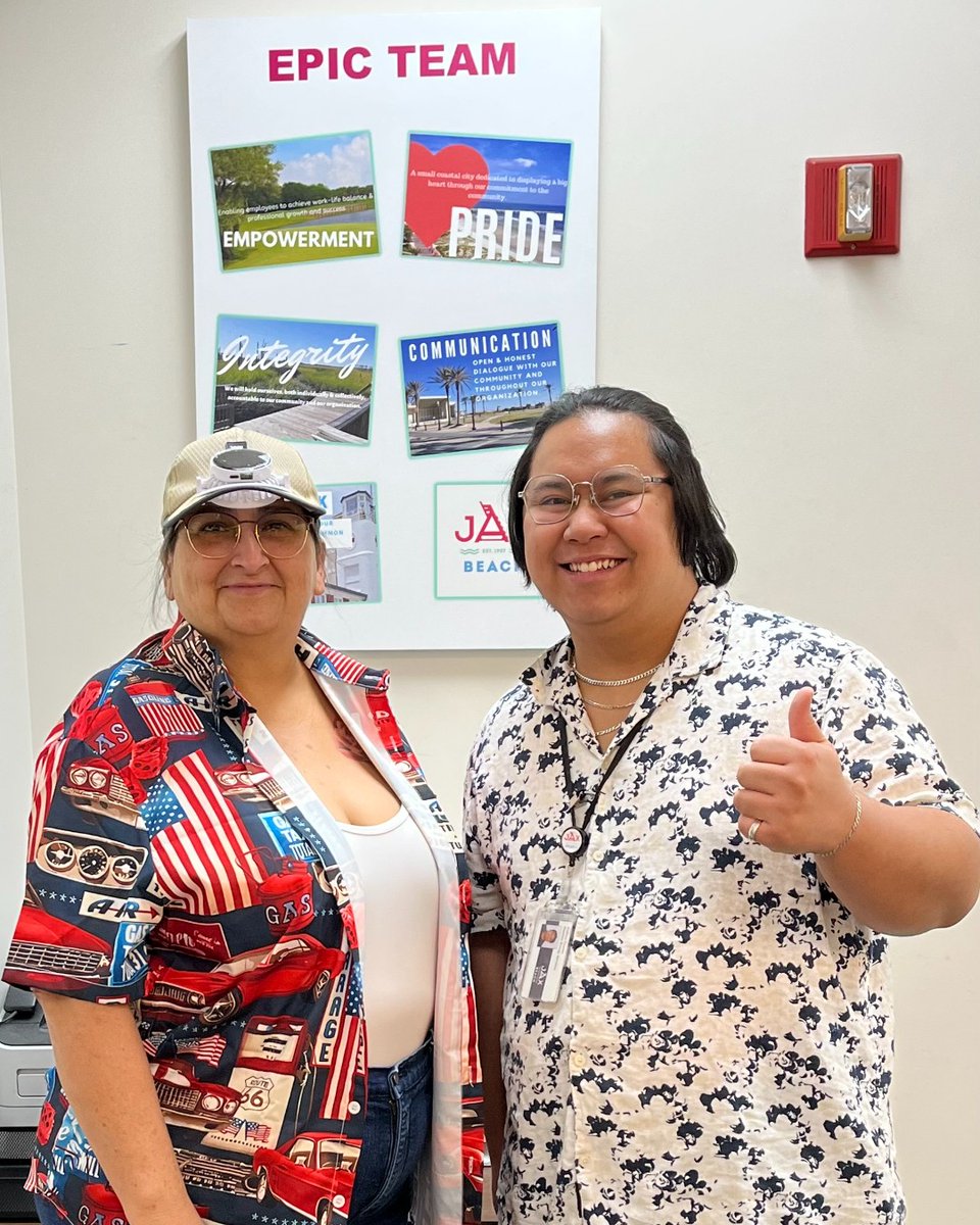 BeachesEnergy's tweet image. What’s better than living at the beach? Getting to see it for the first time as a tourist! Your Customer Care Team showed up for Tacky Tourist Tuesday, complete with fanny packs! #CustomerServiceAppreciationWeek