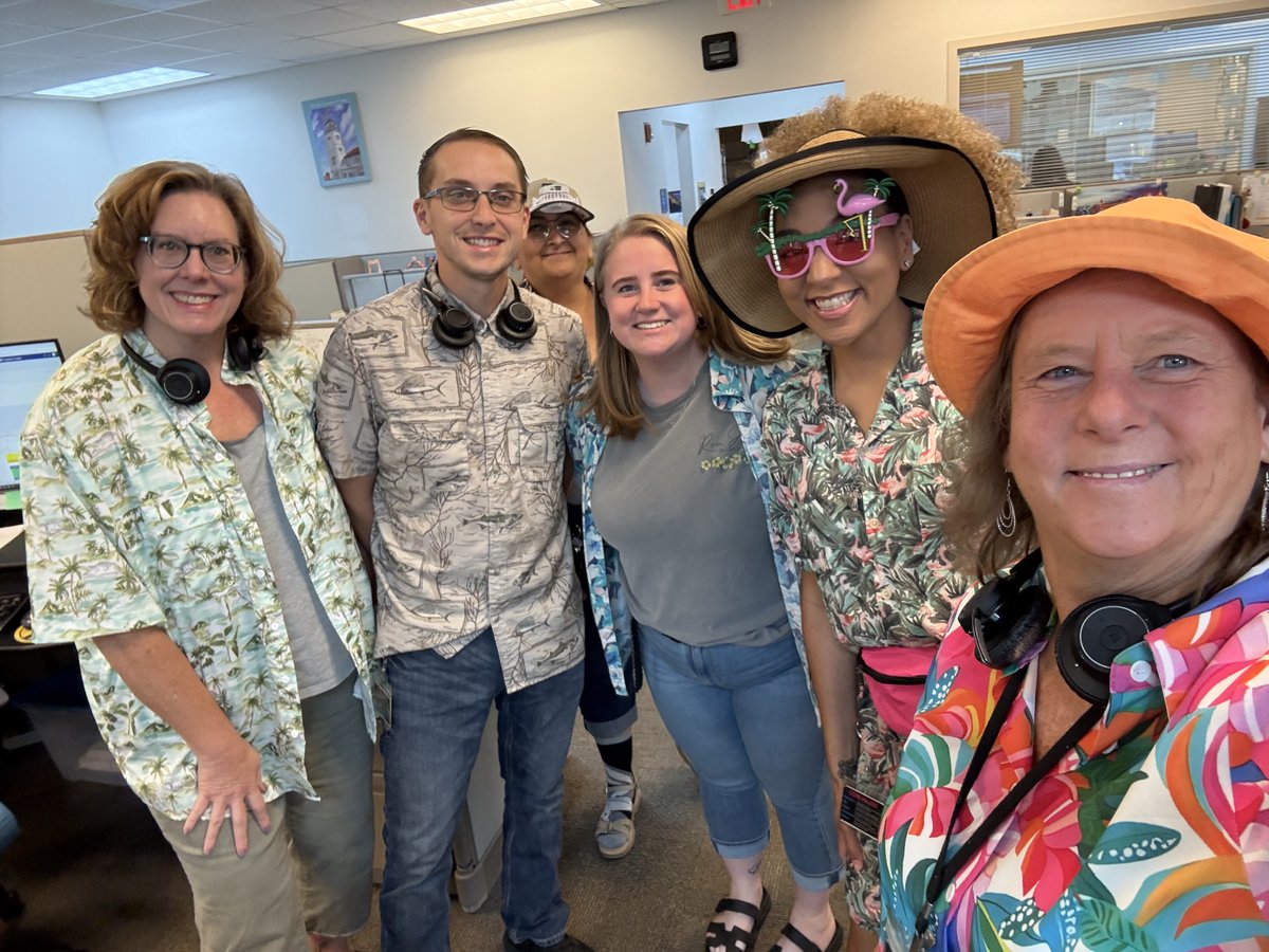 BeachesEnergy's tweet image. What’s better than living at the beach? Getting to see it for the first time as a tourist! Your Customer Care Team showed up for Tacky Tourist Tuesday, complete with fanny packs! #CustomerServiceAppreciationWeek