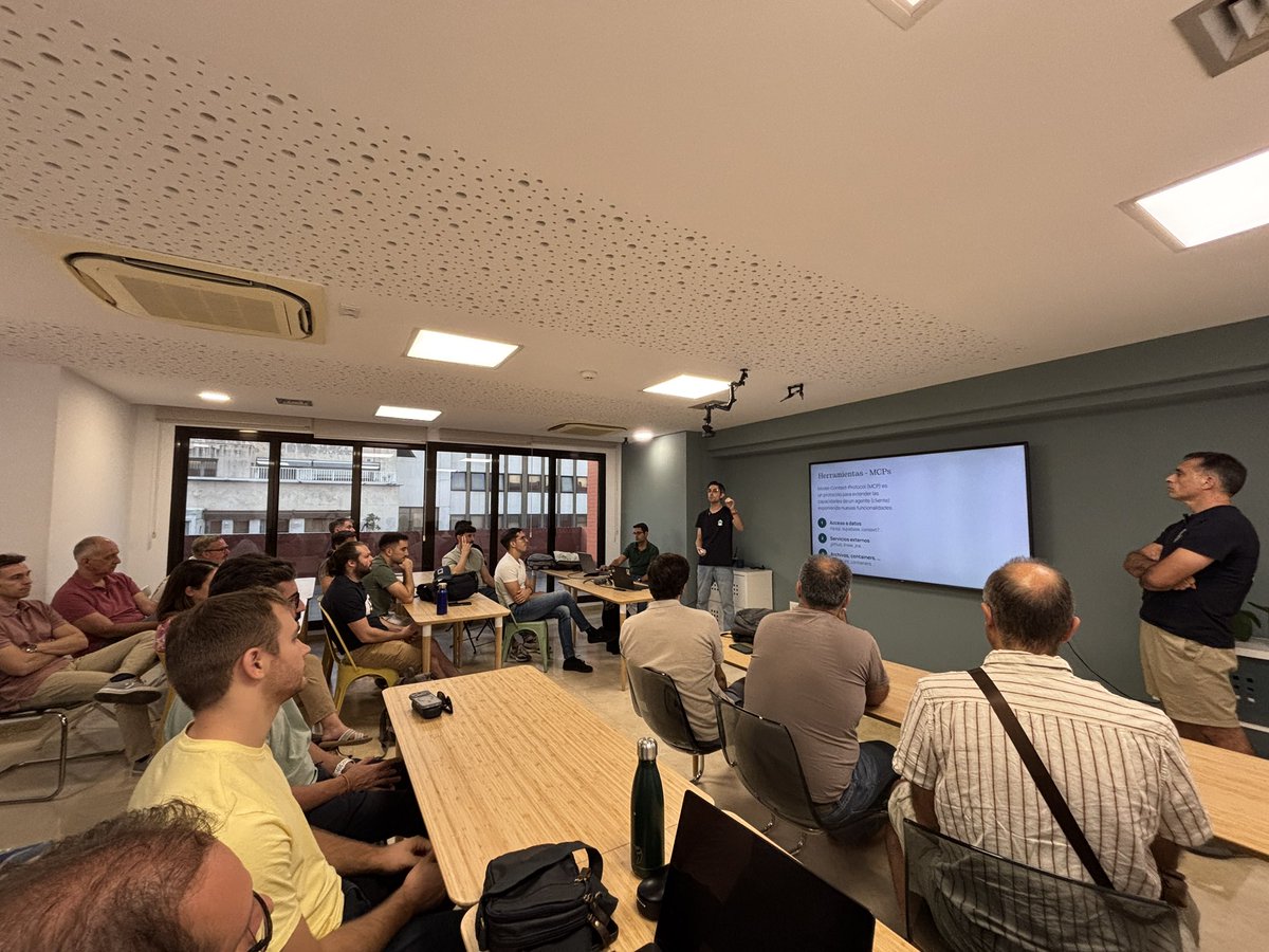 ereslibre's tweet photo. ¿Qué es el “Model Context Protocol” (MCP)? Permite acceder a datos, servicios externos, servicios del sistema operativo, archivos, contenedores… https://t.co/iG4f2rudpb