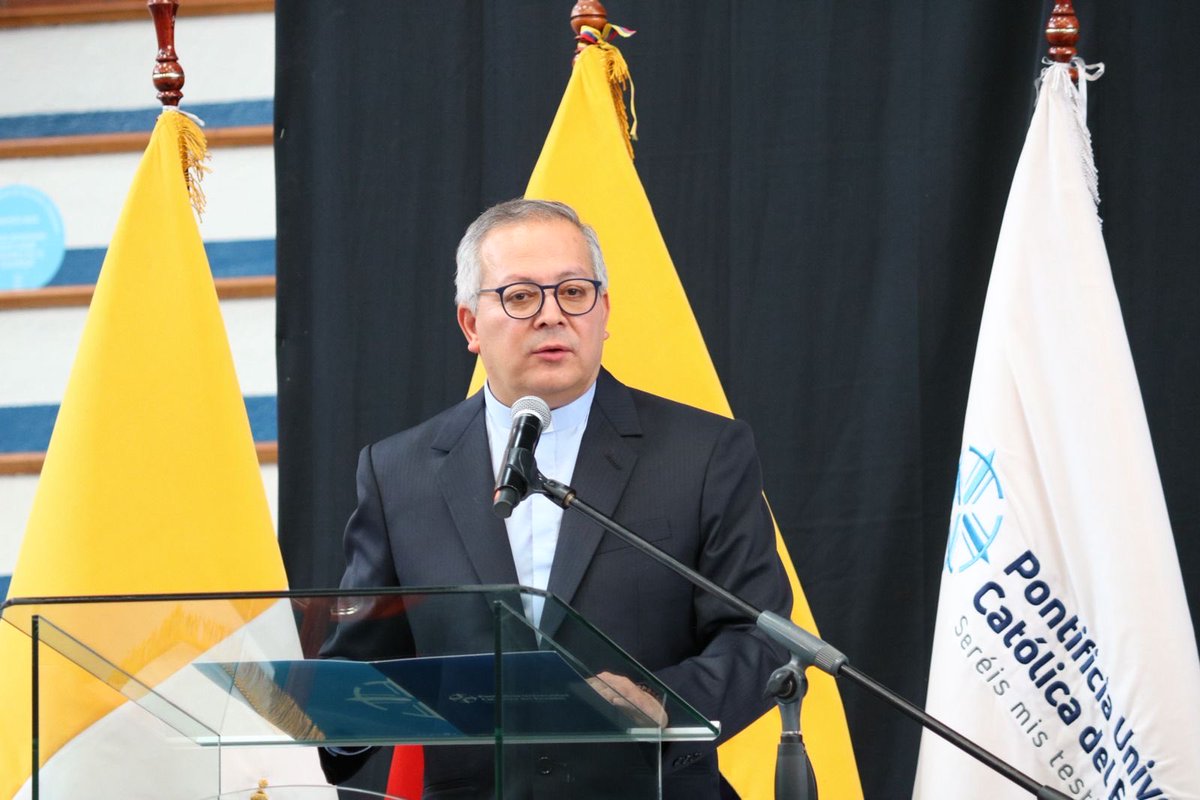 PUCE_Ecuador's tweet photo. El P. Carlos Ignacio Man-Ging, S.J., rector de la PUCE, comparte su visión para este nuevo periodo: fomentar el respeto a la diversidad, construir puentes que unan corazones y fortalecer un espíritu sinodal en nuestra comunidad. Nos invita a servir a la sociedad con ética, justicia y compromiso, proyectándonos hacia el futuro sin perder nuestras raíces 🙏🤍✨