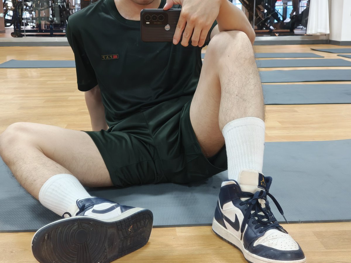 GuYiHang1069's tweet photo. 锻炼完放松一下咯
#兵哥哥 #男大1s #男大弟弟 #白袜体育生 #白袜臭脚 #白袜大脚 https://t.co/aVgYL2xlC1