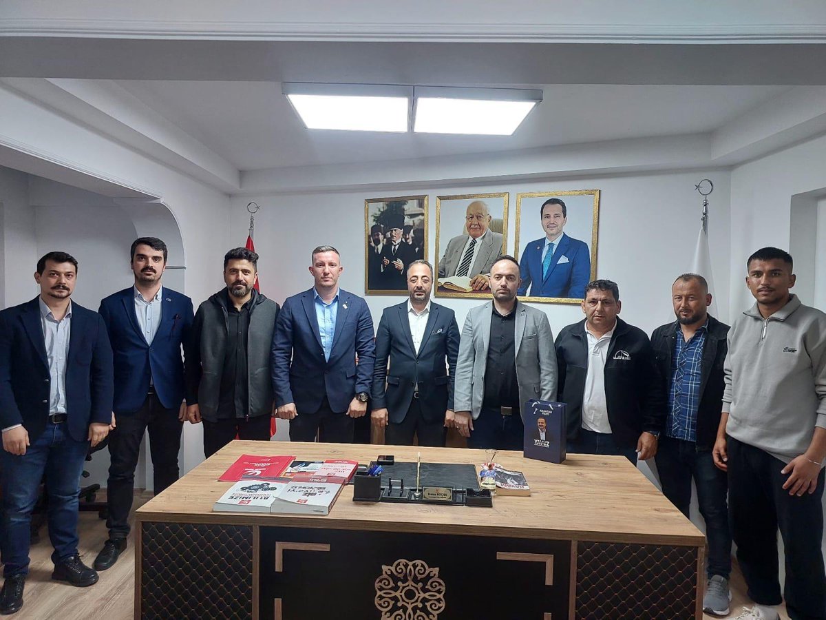 Bugün, ilçe başkanımız Sn. Hasip Yavuz Burak ve yönetim kurulu üyelerimizden oluşan heyetimiz ile Yeniden Refah Partisi Osmangazi İlçe Başkanı Sn. Yunus Koçak’ı ziyaret ettik.
Nazik ev sahipliği ve samimi sohbetleri için kendilerine teşekkür ederiz.

<a href="/yavuzagiraliog/">Yavuz Ağıralioğlu</a> 
<a href="/BurakHasip/">HASİP YAVUZ BURAK</a>