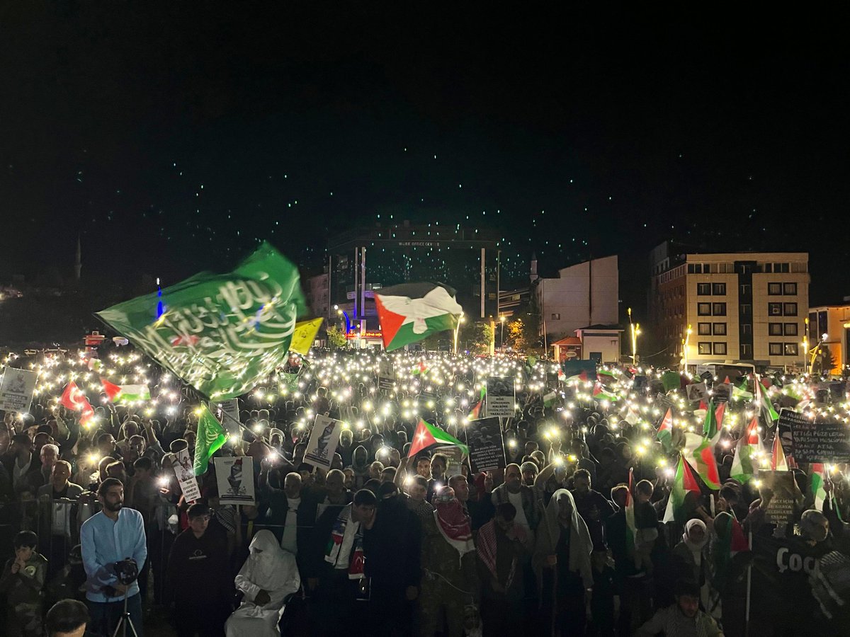 masifegundogdu's tweet photo. 📍Bingöl 

Kadınlar, çocuklar ve #Gazze için… 🇹🇷🇵🇸

Katil İsrail’in zulmüne karşı #Filistinli kardeşlerimizin yanındayız. 

#Gazze’de hayat normale dönene dek! 

#ÖzgürFilistin 🕊️ https://t.co/lWx95uAlrx