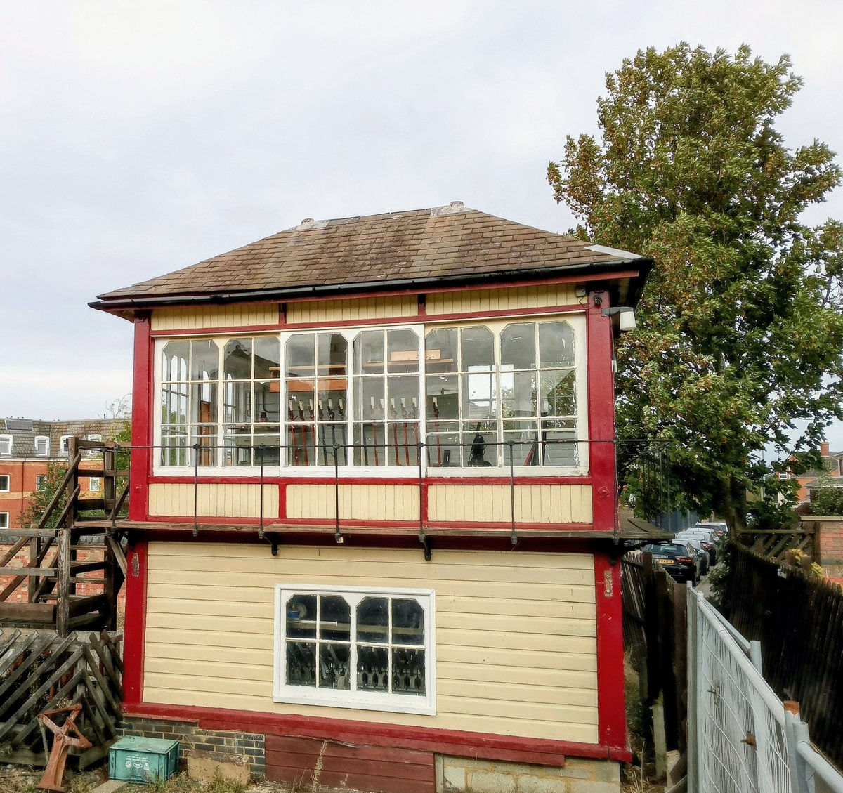 phil0073's tweet image. #SignalBox at #RushdenRailwaysStation, ran by @rushdenstation .
#PhilOnaBike #railways #Railway200