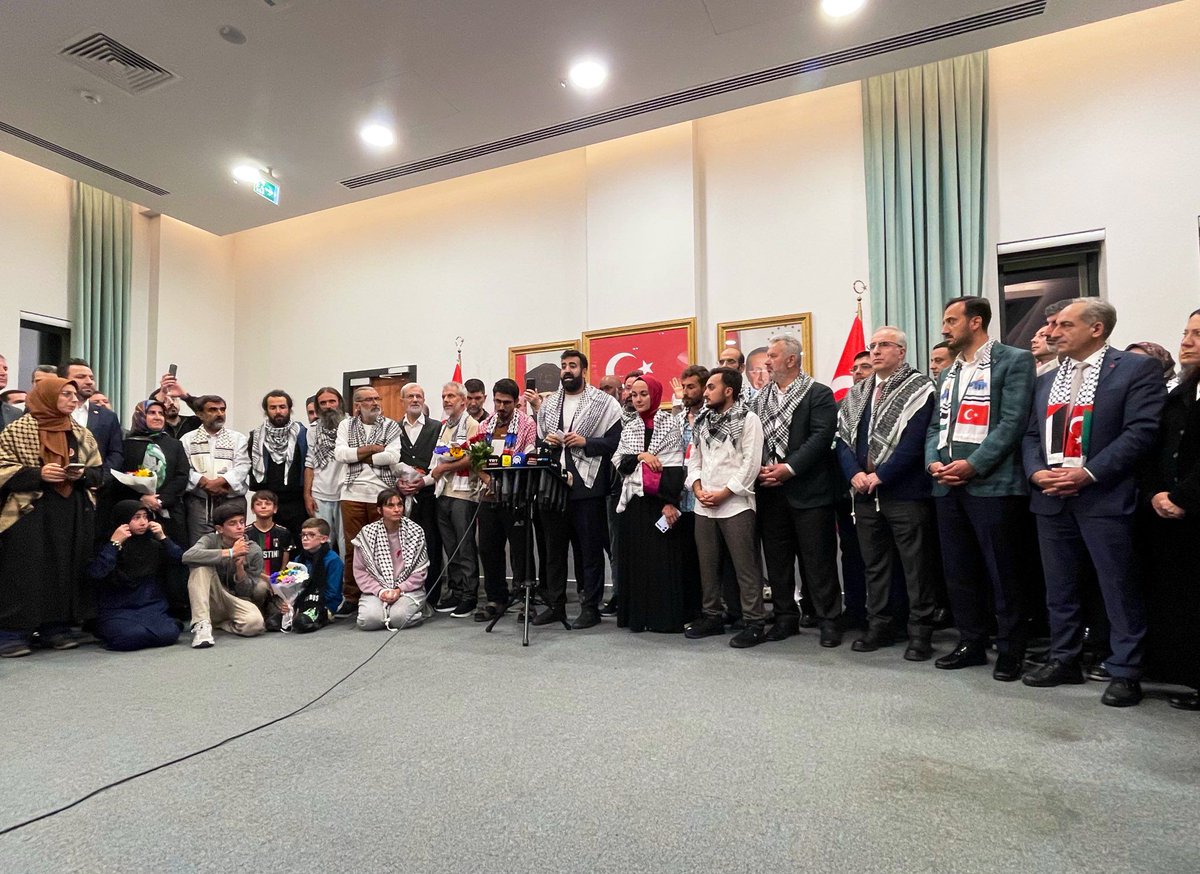 Ey cesareti kuşanmış yiğitler; hoş geldiniz!

Yaptıklarınıza şahit, yapacaklarınıza refikiz!

Soykırımın başladığı günden itibaren mazlumların sesi olan,
Meydanlarda, limanlarda, sokaklarda İsrail'e yaptırım için eylemler, mitingler yapan,
Küresel Sumud Filosu ile ambargoyu