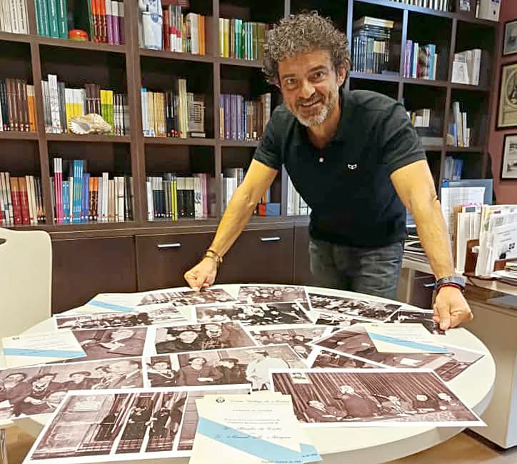 Lembrámosvos que mañá mércores 8 de outubro ás 20:00 h no Salón de Actos, terá lugar a proxección fotográfica “Rosalía en Madrid 1958”, comentada por Henrique Alvarellos <a href="/QAlvarellos/">Quique Alvarellos</a> , editor, escritor e activista cultural, 
Non faltedes!! <a href="/alvarellos_ed/">Alvarellos Editora</a>