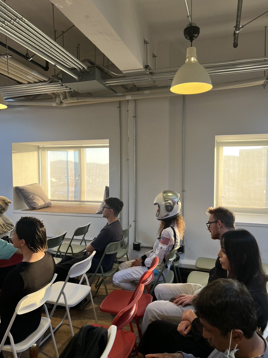 Rhicreate's tweet image. Been in SF for 2 weeks and I’m pretty sure it’s tech week 24/7 anyways 😂 … except this is my first sighting of an astronaut in the tower @frontiertower