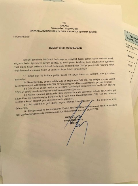 Daha kimsenin ne olduğunu bile anlayamadığı 15 Temmuz gecesi, 2745 hakim ve savcı hakkında gözaltı kararının nasıl verildiği biliyor musunuz? Bu sorunun cevabı, Emniyet Genel Müdürlüğü'ne yazılan görseldeki talimat yazısında değil, altındaki ucu görünen evrakta! Gece saat