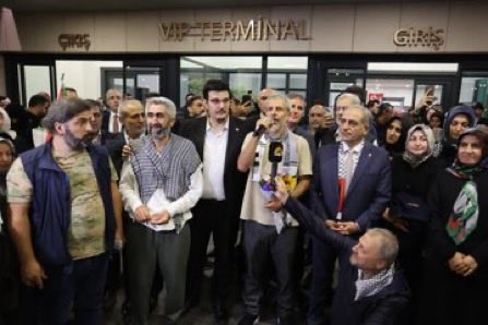 Ey cesareti kuşanmış yiğitler; hoş geldiniz!

Yaptıklarınıza şahit, yapacaklarınıza refikiz!

Soykırımın başladığı günden itibaren mazlumların sesi olan,
Meydanlarda, limanlarda, sokaklarda İsrail'e yaptırım için eylemler, mitingler yapan,
Küresel Sumud Filosu ile ambargoyu