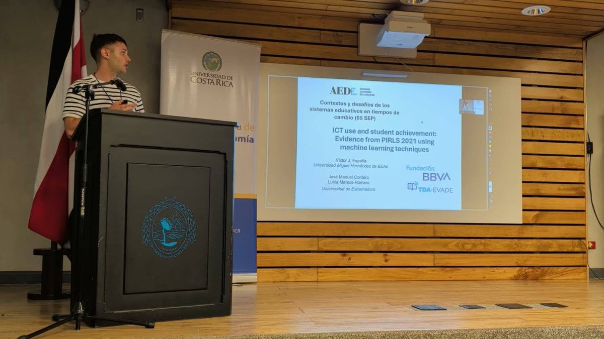 🌎 Continuamos con la difusión internacional de resultados de #TDA_EVADE.

El investigador Víctor España presentó el estudio “ICT use and student achievement: Evidence from PIRLS 2021 using machine learning techniques” en el Workshop AEDE-ALC en San José de Costa Rica.