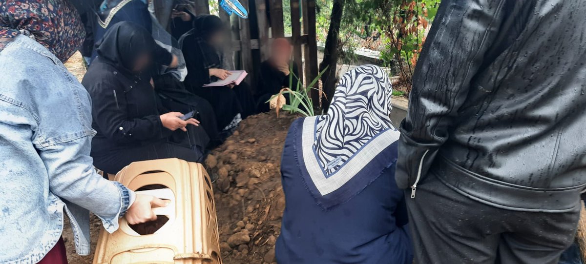 sevincozarslan's tweet photo. KHK'LI POLİS DUALAR VE GÖZYAŞLARIYLA UĞURLANDI

Sakarya Ferizli Cezaevinde kalp krizi geçirerek önceki gün vefat eden KHK’lı polis İzzet Odabaşoğlu (47), Bursa Yıldırım Samanlı Somuncu Baba Camii’nde bugün öğle vaktinde kılınan namazdan sonra aile mezarlığına defnedildi.

Odabaşoğlu (47), bugün aslında özgürlüğüne kavuşacaktı. Maalesef o kapıdan tabutta tahliye ettiler. Ailesi tabutu yarılayıp yüzüne son kez baktı. Bu son vedalar, bu acılar asla unutulmuyor. Rabbim, 13 ve 6 yaşındaki yetimlerini korusun.

Bu4İnsan Nerede