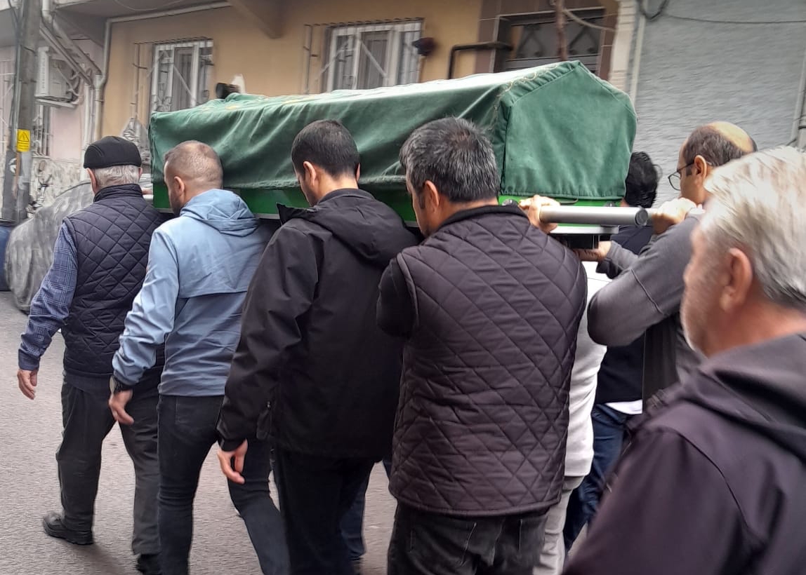 KHK'LI POLİS DUALAR VE GÖZYAŞLARIYLA UĞURLANDI

Sakarya Ferizli Cezaevinde kalp krizi geçirerek önceki gün vefat eden KHK’lı polis İzzet Odabaşoğlu (47), Bursa Yıldırım Samanlı Somuncu Baba Camii’nde bugün öğle vaktinde kılınan namazdan sonra aile mezarlığına defnedildi.