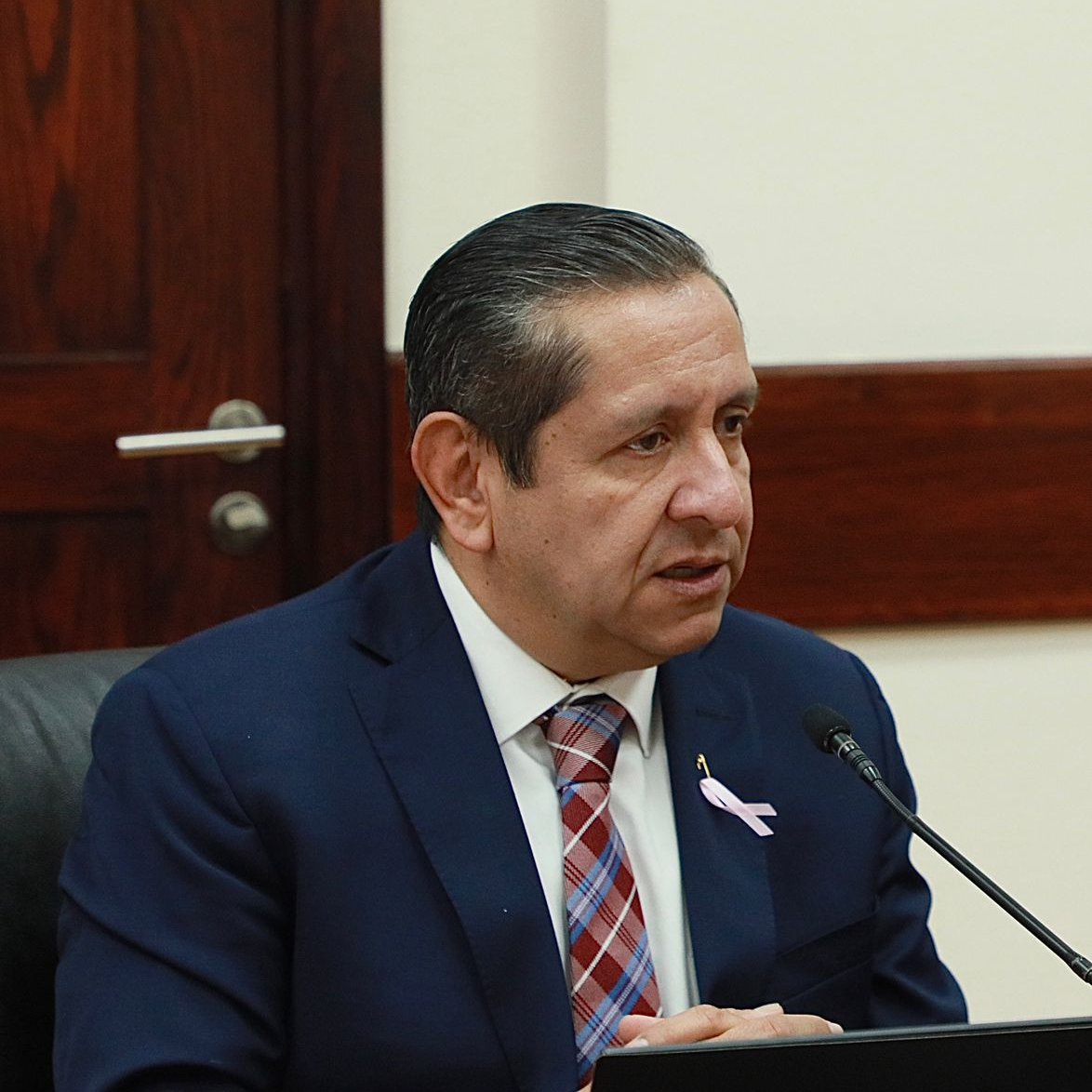 PJEdomex's tweet photo. Para fortalecer las políticas públicas en torno a la prevención y llevar a cabo acciones que permitan brindar paz, seguridad y el acceso a la justicia en la entidad, el Magistrado Presidente del Tribunal Superior de Justicia del Estado de México, Héctor Macedo García @mgdohector, participó en la Mesa de Paz encabezada por la Gobernadora Delfina Gómez Álvarez @delfinagomeza este martes en el Palacio de Gobierno, donde se reafirmó el compromiso de colaboración entre autoridades.