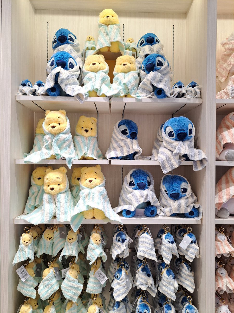 ディズニーストアで10/7発売された、スティッチのブランケットを羽織っ