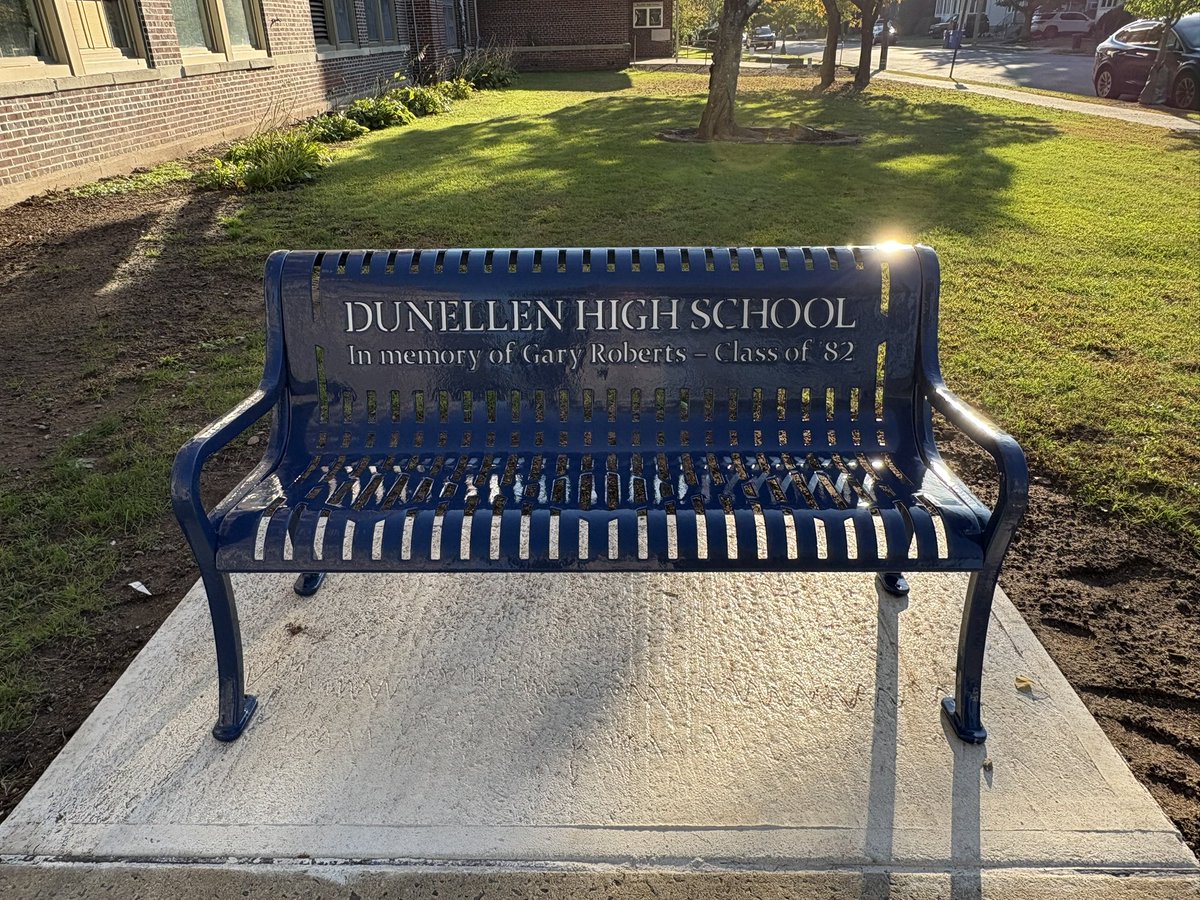 DunellenHS's tweet image. Thank you to the family of Gary Roberts, DHS Class of ‘82, for donating the beautiful benches outside the entrance of the building. A great addition to our school!