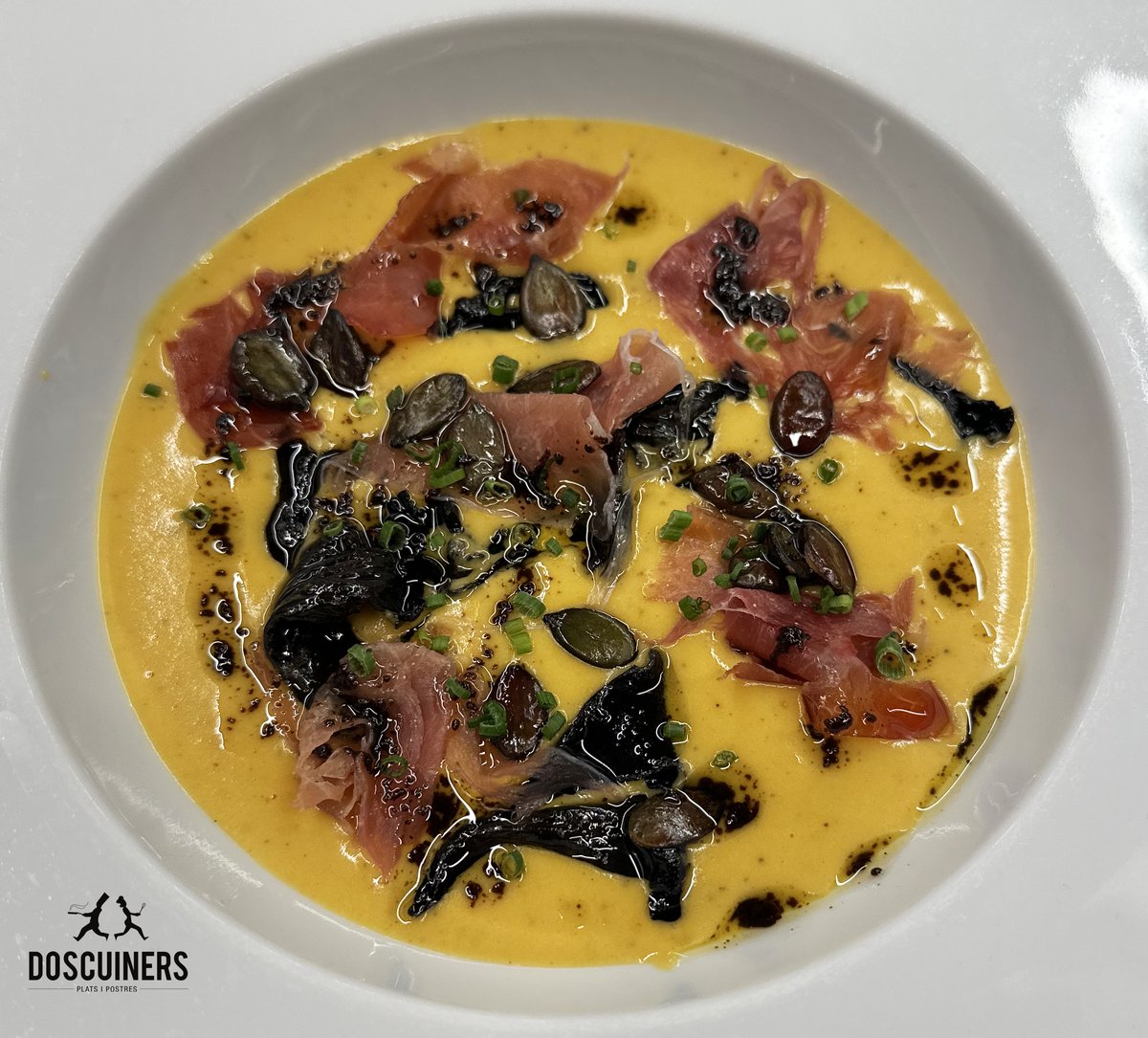 DosCuiners's tweet image. 😜PLATS DE TEMPORADA😋
Crema de carbassa rostida amb trompetes, pernil, pipes i oli d’alls negres🍄
📌doscuiners.com
#DosCuiners #Maresme #Mataró #Barcelona #gastronomia #Gourmet #foods #foodlovers #tapas #bcndelicatessen #comidasana #healthyfood #delicious #setas