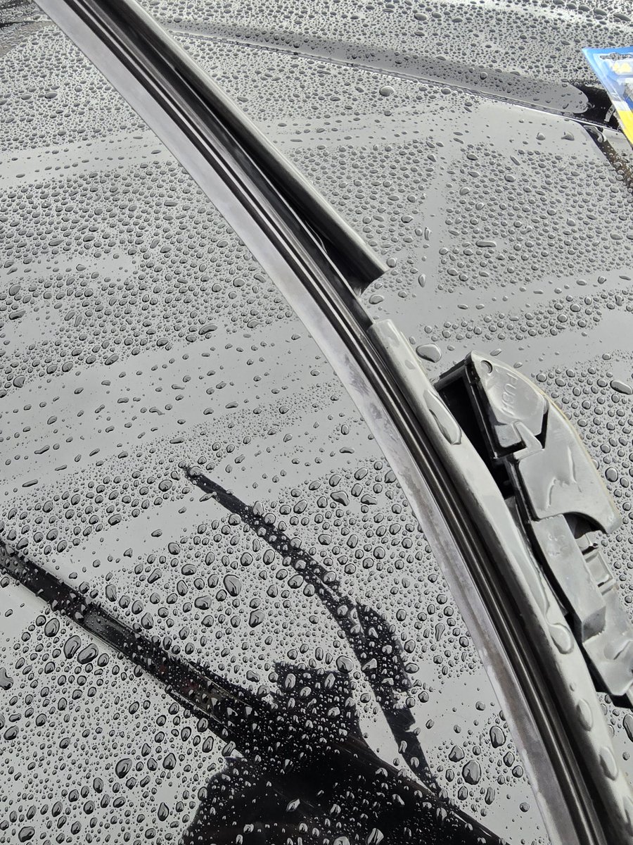 NopainNogain423's tweet image. #missiontwo of the day @MichelinUSA when you think you've got a good wiper blade, but the housing unit brakes into about 10 pieces. Back to @OfficialRainX wipers for a while.