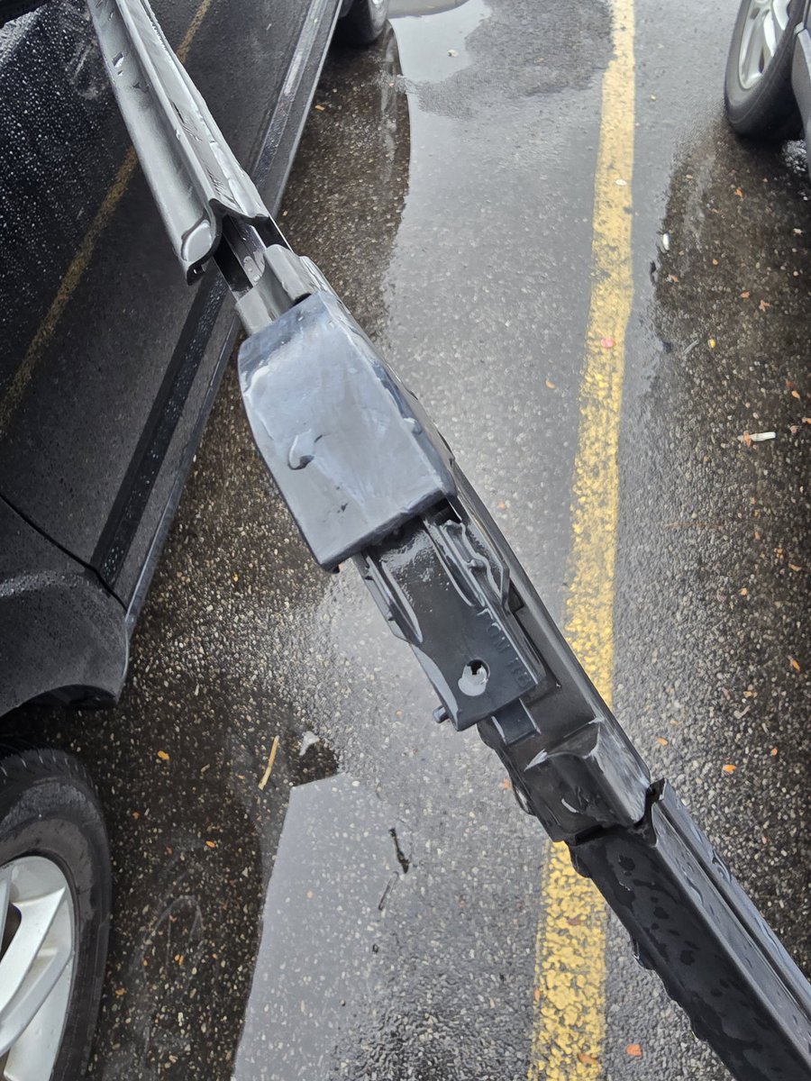 NopainNogain423's tweet image. #missiontwo of the day @MichelinUSA when you think you've got a good wiper blade, but the housing unit brakes into about 10 pieces. Back to @OfficialRainX wipers for a while.