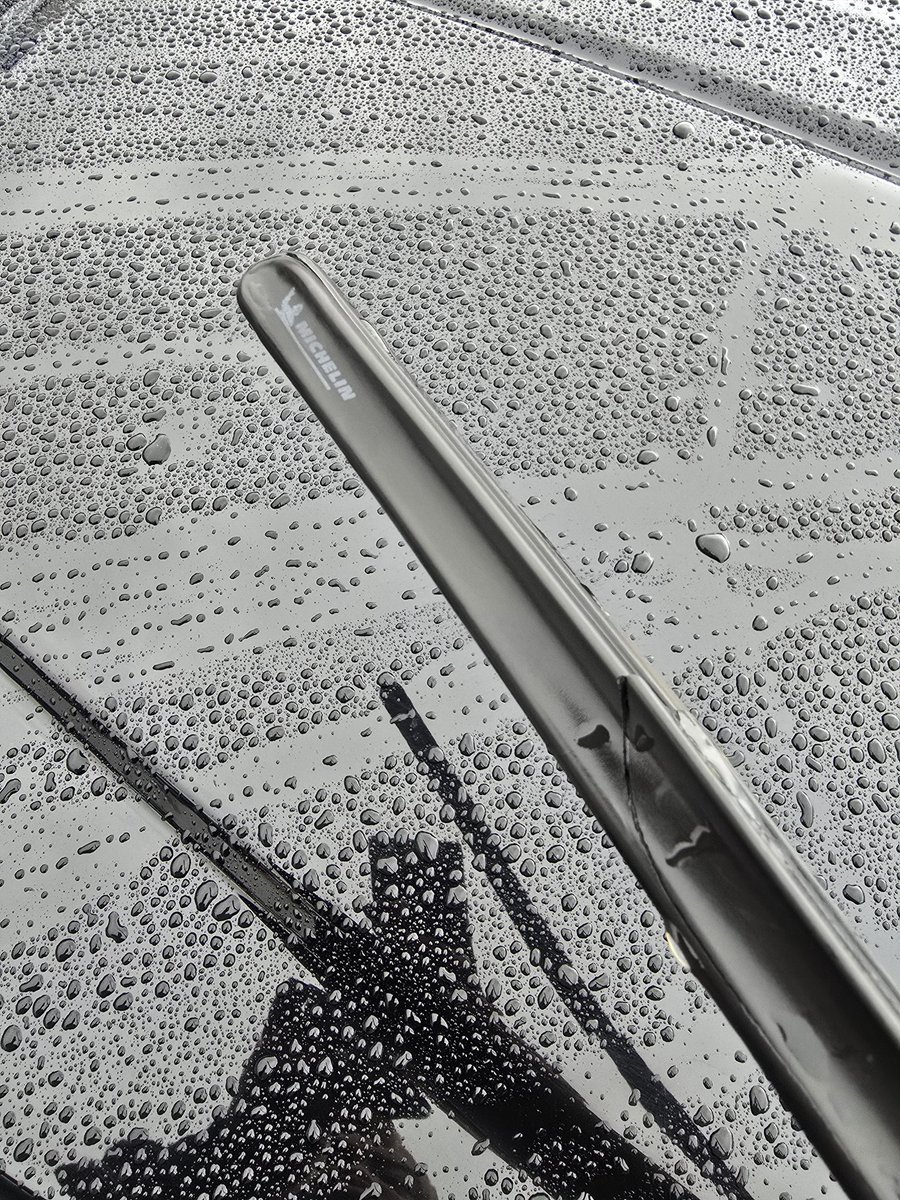 NopainNogain423's tweet image. #missiontwo of the day @MichelinUSA when you think you've got a good wiper blade, but the housing unit brakes into about 10 pieces. Back to @OfficialRainX wipers for a while.