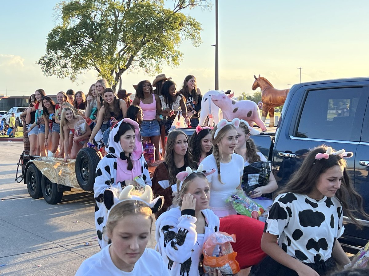 txn_vb's tweet image. What an AWESOME way to kick off celebrations for our Homecoming❤️🏐🤠 Always fun times with Texan VB‼️ #StrengthInUnity #NorthBEST