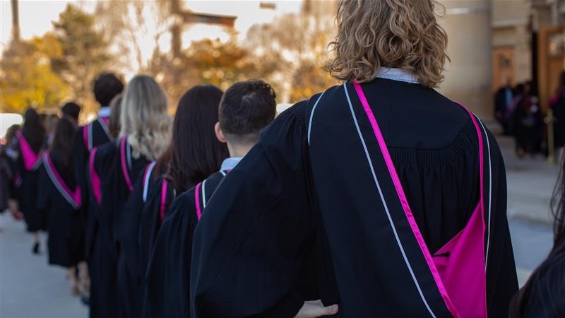 Preparing for #UofTGrad25? All candidates must wear academic gowns &amp; hoods (regalia) &amp; RSVP online. You can arrange for your regalia rental &amp; complete the RSVP form between Oct. 1 &amp; 13. The deadline is Oct. 13. #UofT

Details: uoft.me/bTx