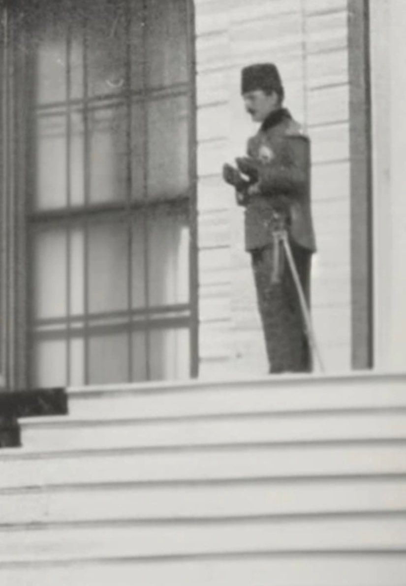 “Ey Enver,
ey kahraman,
ey milletin iftiharı,
Sen ordunun kumandanı,
ümmetin imanı,…”